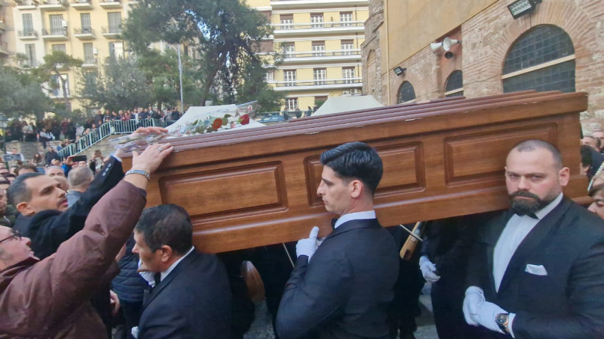 Δείτε βίντεο: Συγκίνηση στην εξόδιο ακολουθία του Βασίλη Καρρά - Μουσικοί τον αποχαιρέτησαν με τραγούδια του