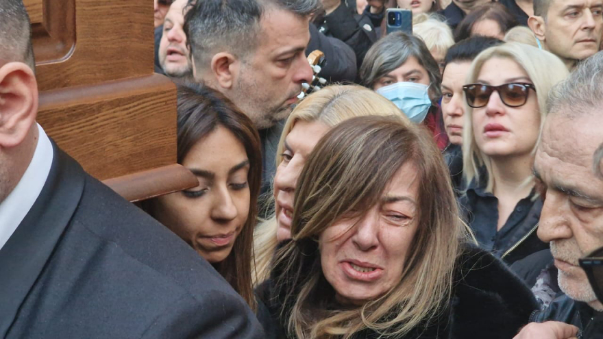 Δείτε βίντεο: Συγκίνηση στην εξόδιο ακολουθία του Βασίλη Καρρά - Μουσικοί τον αποχαιρέτησαν με τραγούδια του