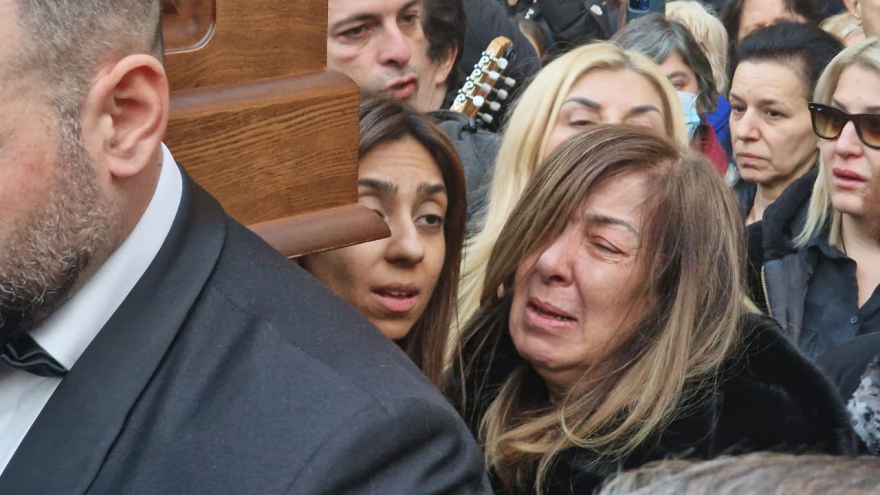 Δείτε βίντεο: Συγκίνηση στην εξόδιο ακολουθία του Βασίλη Καρρά - Μουσικοί τον αποχαιρέτησαν με τραγούδια του