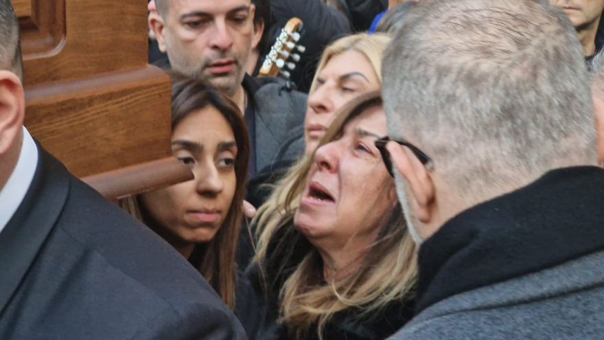 Δείτε βίντεο: Συγκίνηση στην εξόδιο ακολουθία του Βασίλη Καρρά - Μουσικοί τον αποχαιρέτησαν με τραγούδια του