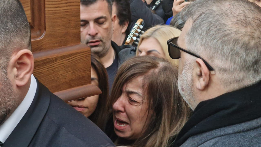 Δείτε βίντεο: Συγκίνηση στην εξόδιο ακολουθία του Βασίλη Καρρά - Μουσικοί τον αποχαιρέτησαν με τραγούδια του