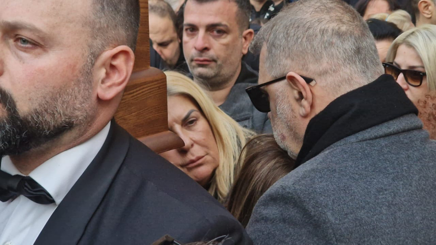 Δείτε βίντεο: Συγκίνηση στην εξόδιο ακολουθία του Βασίλη Καρρά - Μουσικοί τον αποχαιρέτησαν με τραγούδια του