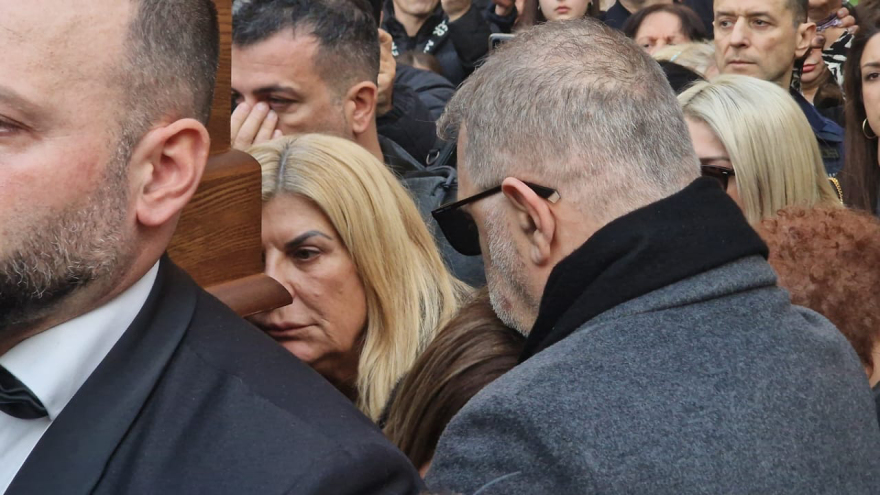 Δείτε βίντεο: Συγκίνηση στην εξόδιο ακολουθία του Βασίλη Καρρά - Μουσικοί τον αποχαιρέτησαν με τραγούδια του