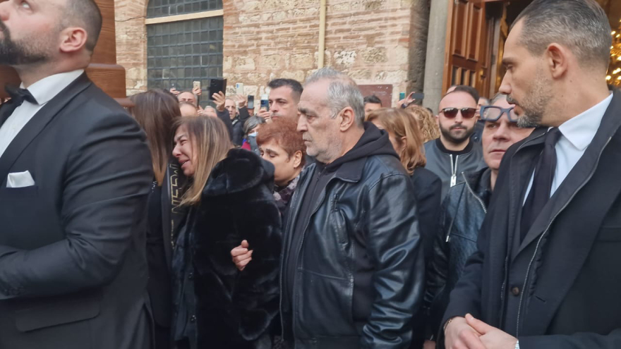 Δείτε βίντεο: Συγκίνηση στην εξόδιο ακολουθία του Βασίλη Καρρά - Μουσικοί τον αποχαιρέτησαν με τραγούδια του