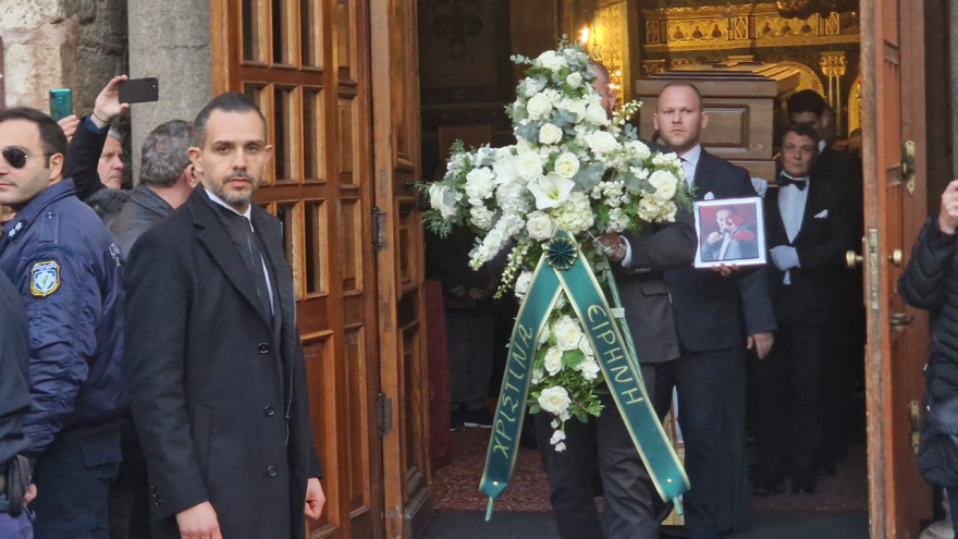 Δείτε βίντεο: Συγκίνηση στην εξόδιο ακολουθία του Βασίλη Καρρά - Μουσικοί τον αποχαιρέτησαν με τραγούδια του