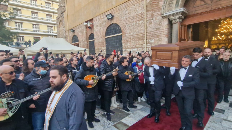 Δείτε βίντεο: Συγκίνηση στην εξόδιο ακολουθία του Βασίλη Καρρά - Μουσικοί τον αποχαιρέτησαν με τραγούδια του