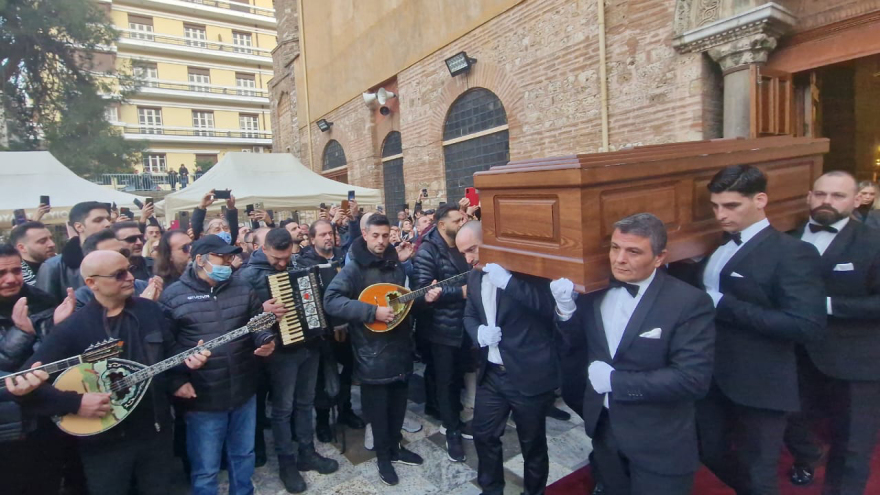 Δείτε βίντεο: Συγκίνηση στην εξόδιο ακολουθία του Βασίλη Καρρά - Μουσικοί τον αποχαιρέτησαν με τραγούδια του