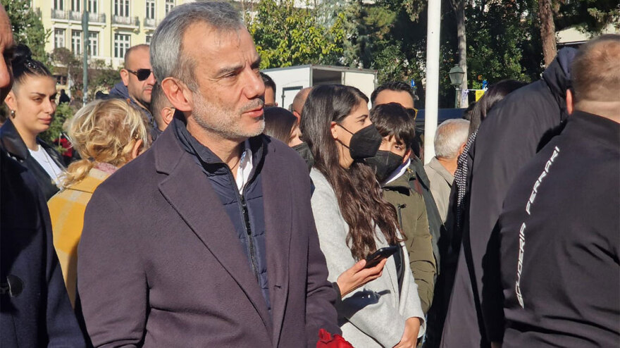 Δείτε βίντεο: Συγκίνηση στην εξόδιο ακολουθία του Βασίλη Καρρά - Μουσικοί τον αποχαιρέτησαν με τραγούδια του