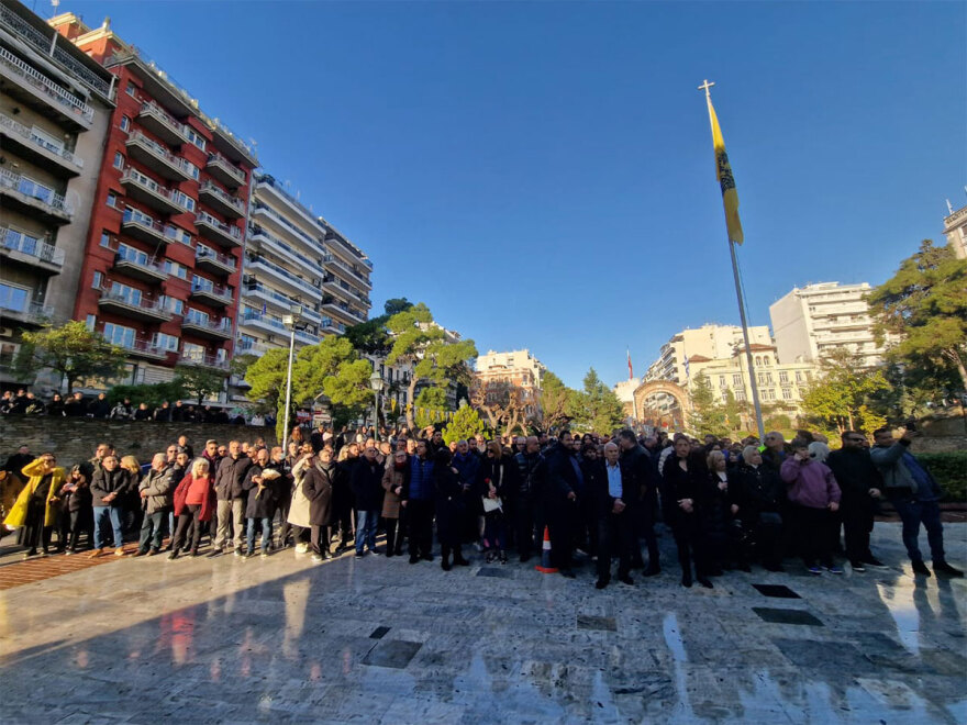 Δείτε βίντεο: Συγκίνηση στην εξόδιο ακολουθία του Βασίλη Καρρά - Μουσικοί τον αποχαιρέτησαν με τραγούδια του