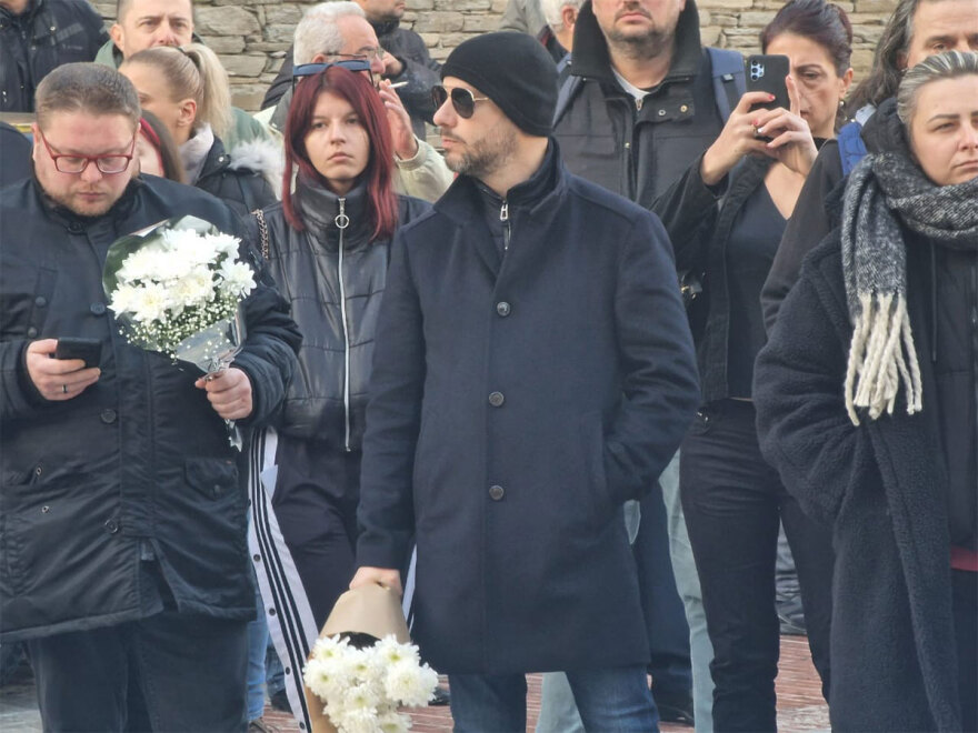 Δείτε βίντεο: Συγκίνηση στην εξόδιο ακολουθία του Βασίλη Καρρά - Μουσικοί τον αποχαιρέτησαν με τραγούδια του