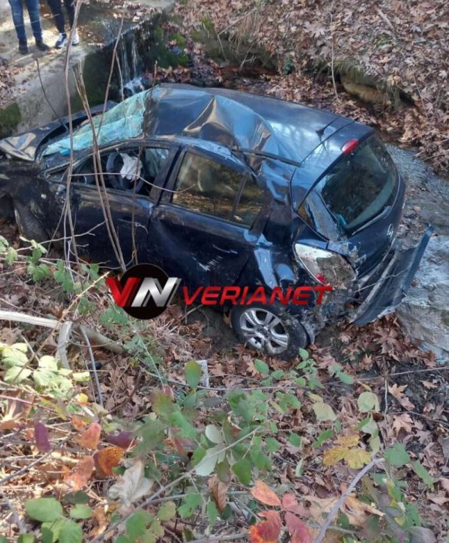 Βέροια: IX έπεσε σε γκρεμό - Νεκρή η συνοδηγός, τραυματίας η οδηγός (φωτογραφίες)