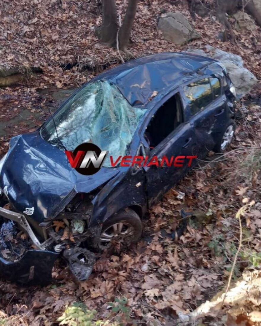 Βέροια: IX έπεσε σε γκρεμό - Νεκρή η συνοδηγός, τραυματίας η οδηγός (φωτογραφίες)