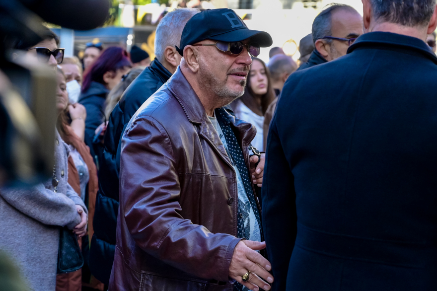 Βασίλης Καρράς: Η Θεσσαλονίκη τον αποχαιρέτησε - Η εξόδιος ακολουθία μέσα από βίντεο και φωτογραφίες