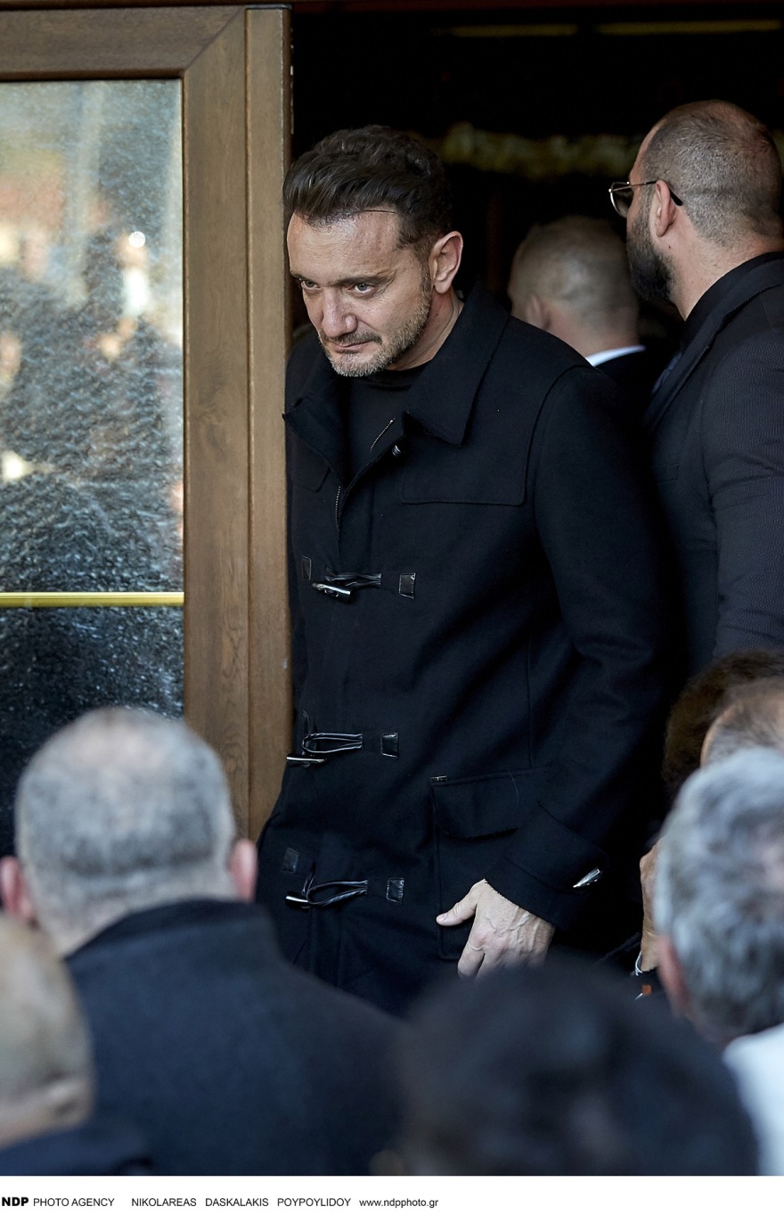 Βασίλης Καρράς: Πλούταρχος, Βανδή, Οικονομόπουλος και Ρέμος στην ταφή του μεγάλου τραγουδιστή - Οι επώνυμοι που έδωσαν το «παρών» στην Καβάλα