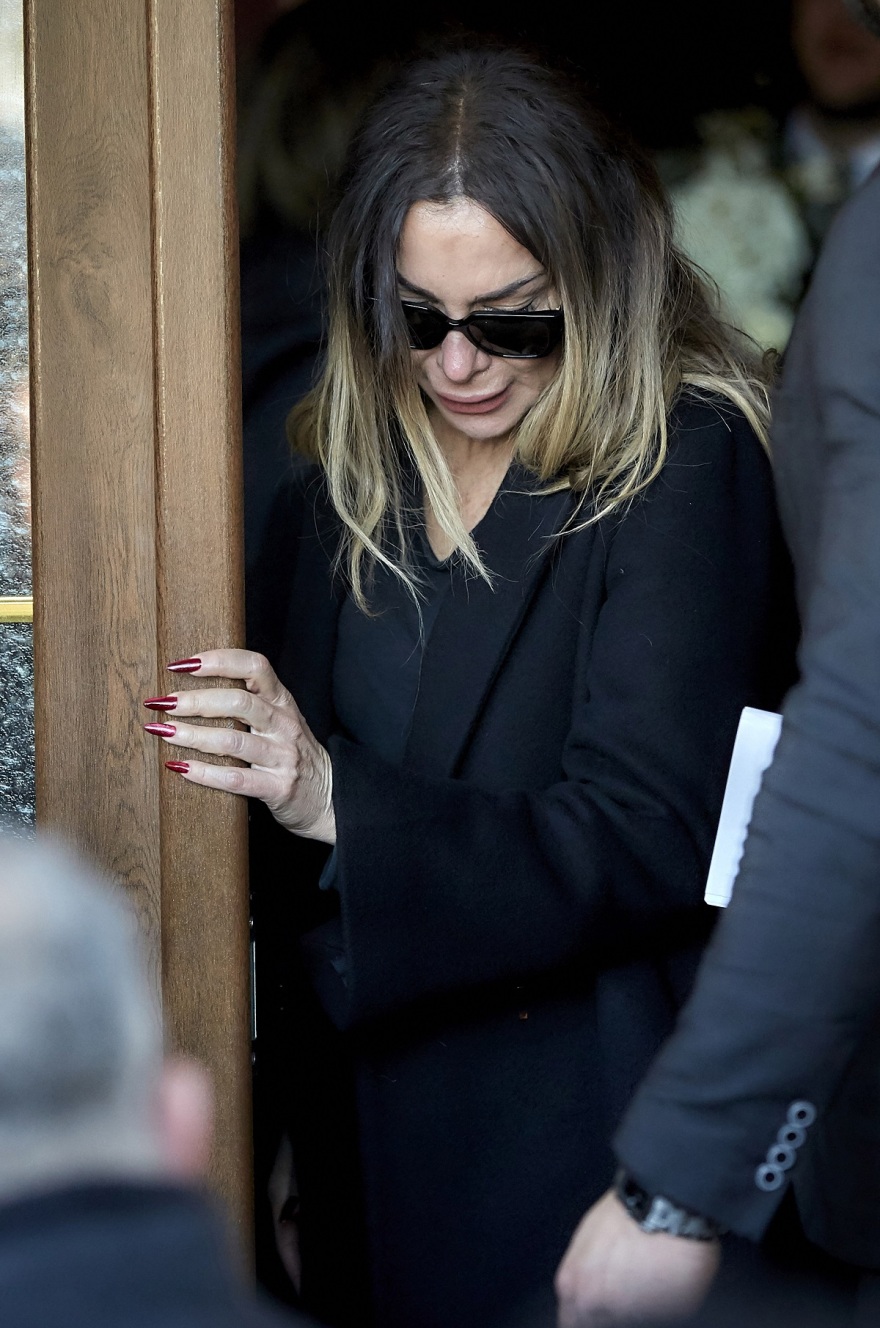 Δέσποινα Βανδή: Σε κακή κατάσταση στην ταφή του Βασίλη Καρρά - Δείτε φωτογραφίες