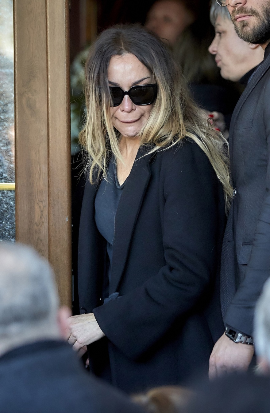 Δέσποινα Βανδή: Σε κακή κατάσταση στην ταφή του Βασίλη Καρρά - Δείτε φωτογραφίες