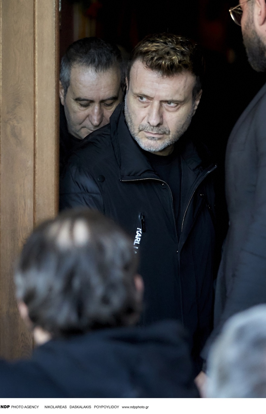 Βασίλης Καρράς: Πλούταρχος, Βανδή, Οικονομόπουλος και Ρέμος στην ταφή του μεγάλου τραγουδιστή - Οι επώνυμοι που έδωσαν το «παρών» στην Καβάλα