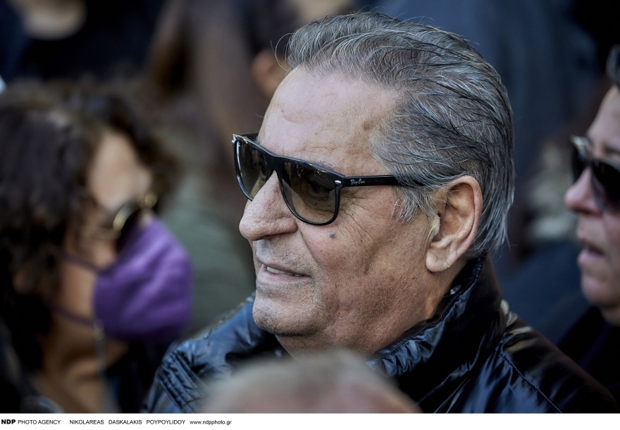 Βασίλης Καρράς: Πλούταρχος, Βανδή, Οικονομόπουλος και Ρέμος στην ταφή του μεγάλου τραγουδιστή - Οι επώνυμοι που έδωσαν το «παρών» στην Καβάλα