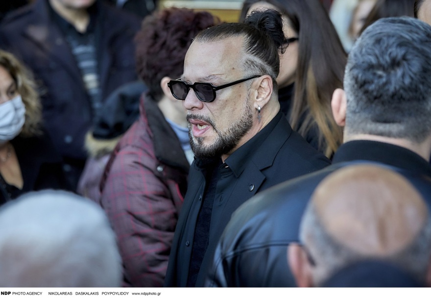 Βασίλης Καρράς: Πλούταρχος, Βανδή, Οικονομόπουλος και Ρέμος στην ταφή του μεγάλου τραγουδιστή - Οι επώνυμοι που έδωσαν το «παρών» στην Καβάλα