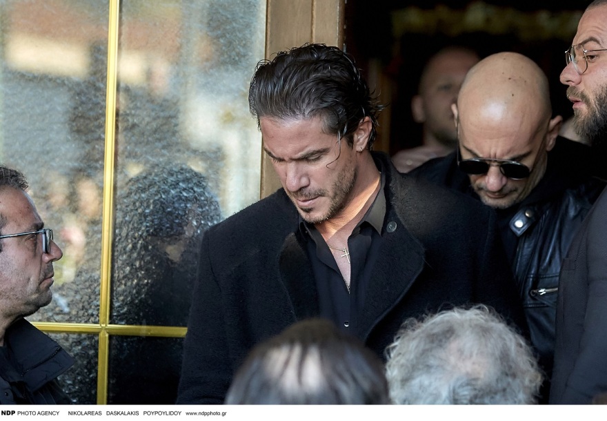 Βασίλης Καρράς: Πλούταρχος, Βανδή, Οικονομόπουλος και Ρέμος στην ταφή του μεγάλου τραγουδιστή - Οι επώνυμοι που έδωσαν το «παρών» στην Καβάλα