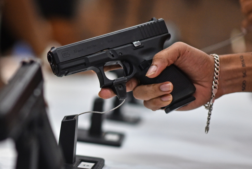 Πέθανε ο Γκαστόν Γκλοκ: Πώς έγινε δισεκατομμυριούχος από τα πιστόλια του - Στρίπερ, αυτοκίνητα και ένα διαζύγιο θρίλερ