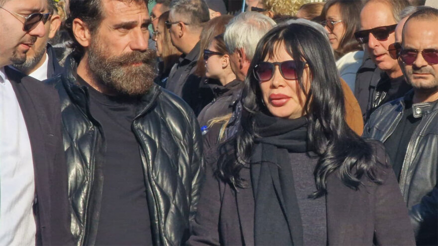 Βασίλης Καρράς: Πλούταρχος, Βανδή, Οικονομόπουλος και Ρέμος στην ταφή του μεγάλου τραγουδιστή - Οι επώνυμοι που έδωσαν το «παρών» στην Καβάλα