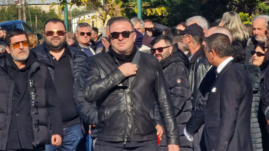 Βασίλης Καρράς: Πλούταρχος, Βανδή, Οικονομόπουλος και Ρέμος στην ταφή του μεγάλου τραγουδιστή - Οι επώνυμοι που έδωσαν το «παρών» στην Καβάλα