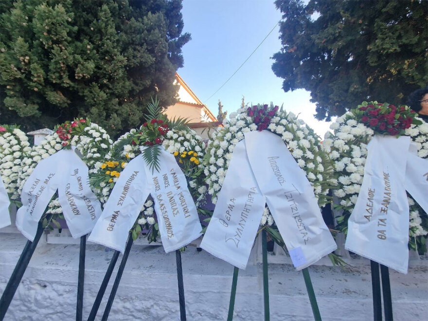 Το τελευταίο αντίο στον Βασίλη Καρρά στη γενέτειρά του, το Κοκκινοχώρι Καβάλας - Βίντεο και φωτογραφίες