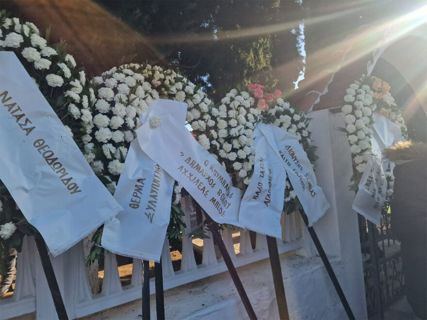 Το τελευταίο αντίο στον Βασίλη Καρρά στη γενέτειρά του, το Κοκκινοχώρι Καβάλας - Βίντεο και φωτογραφίες