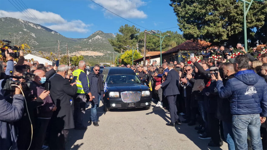 Το τελευταίο αντίο στον Βασίλη Καρρά στη γενέτειρά του, το Κοκκινοχώρι Καβάλας - Βίντεο και φωτογραφίες