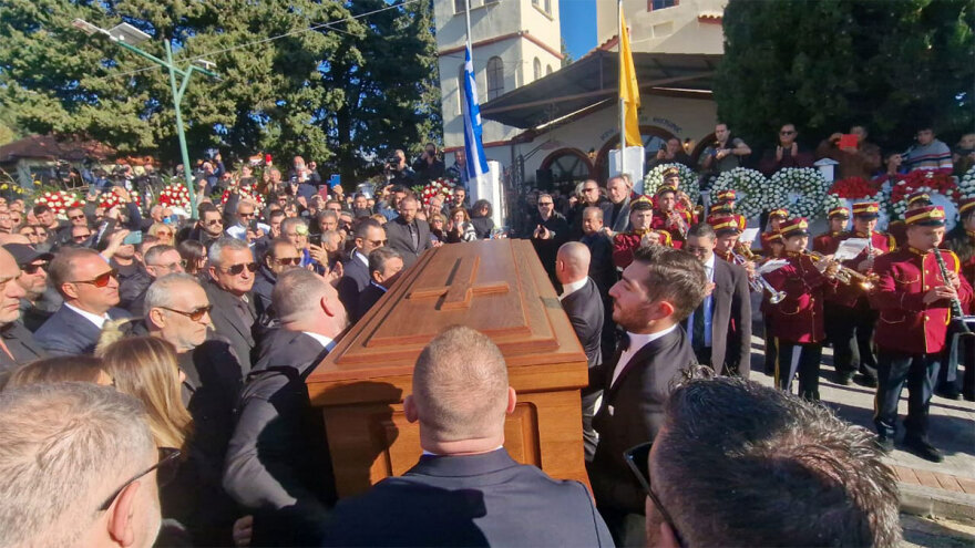 Το τελευταίο αντίο στον Βασίλη Καρρά στη γενέτειρά του, το Κοκκινοχώρι Καβάλας - Βίντεο και φωτογραφίες