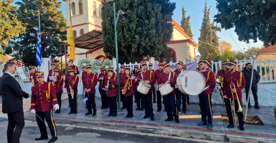 Το τελευταίο αντίο στον Βασίλη Καρρά στη γενέτειρά του, το Κοκκινοχώρι Καβάλας - Βίντεο και φωτογραφίες
