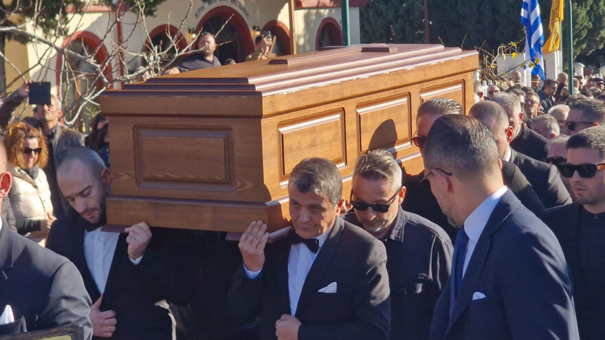 Το τελευταίο αντίο στον Βασίλη Καρρά στη γενέτειρά του, το Κοκκινοχώρι Καβάλας - Βίντεο και φωτογραφίες