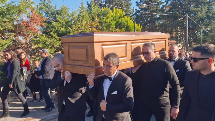 Το τελευταίο αντίο στον Βασίλη Καρρά στη γενέτειρά του, το Κοκκινοχώρι Καβάλας - Βίντεο και φωτογραφίες