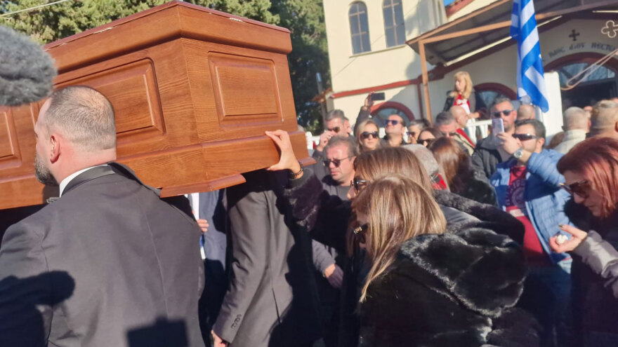 Το τελευταίο αντίο στον Βασίλη Καρρά στη γενέτειρά του, το Κοκκινοχώρι Καβάλας - Βίντεο και φωτογραφίες