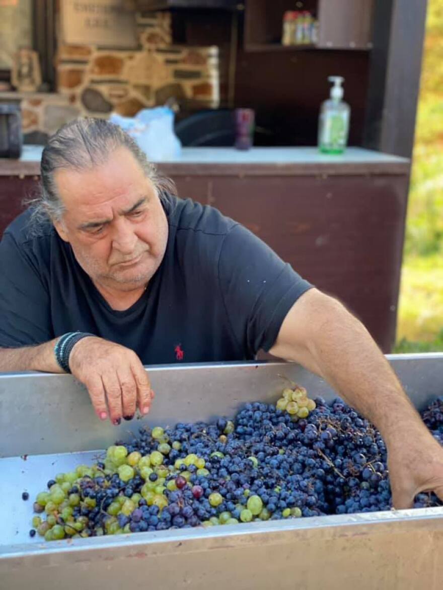 Η φάρμα του Βασίλη Καρρά: Ο παράδεισός του στο Κοκκινοχώρι και η τελευταία του κατοικία