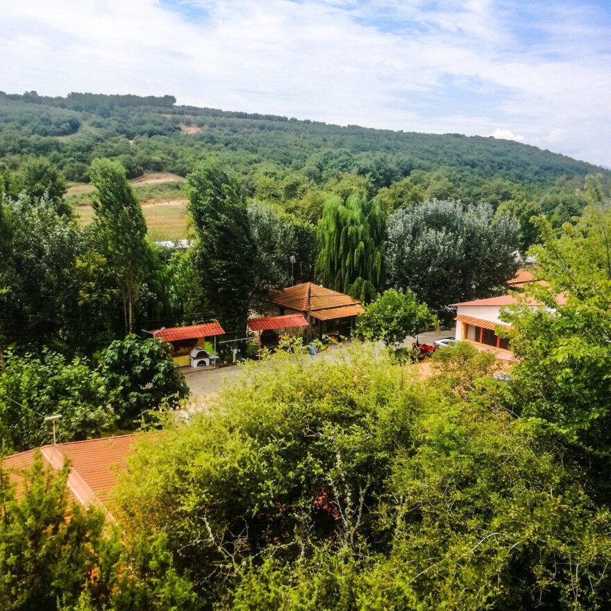 Η φάρμα του Βασίλη Καρρά: Ο παράδεισός του στο Κοκκινοχώρι και η τελευταία του κατοικία