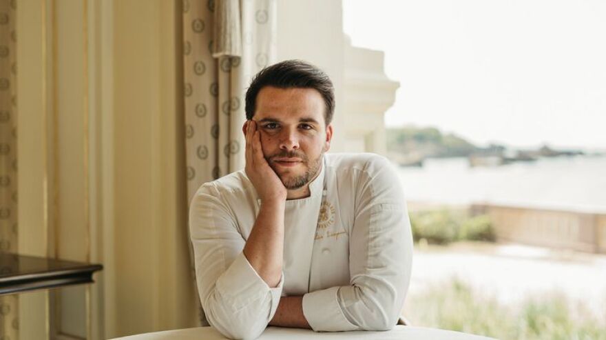 Γαλλία: Βραβευμένος σεφ απολύθηκε γιατί έκανε «εξευτελιστικό καψόνι» σε υπάλληλο - «Τον έδεσε γυμνό σε καρέκλα με μήλο στο στόμα»