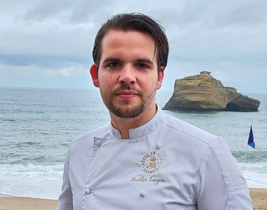 Γαλλία: Βραβευμένος σεφ απολύθηκε γιατί έκανε «εξευτελιστικό καψόνι» σε υπάλληλο - «Τον έδεσε γυμνό σε καρέκλα με μήλο στο στόμα»