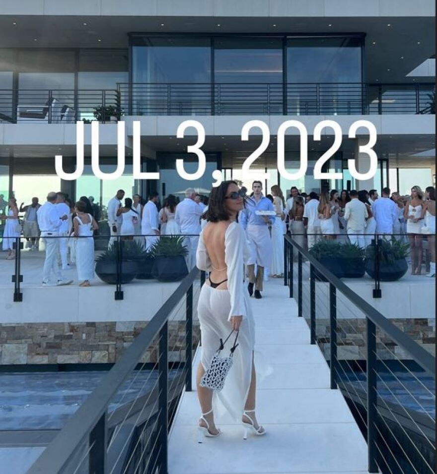 Έμιλι Ραταϊκόφσκι: «Θυμάται» τις καλύτερες και πιο σέξι στιγμές της από το 2023 - Δείτε φωτογραφίες