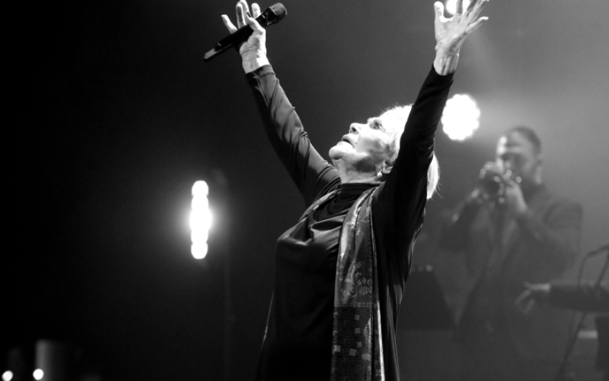 Μαρινέλλα: Επέστρεψε με κέφι στη σκηνή - Οι χοροί της, το «Άνοιξε Πέτρα» και το θερμό χειροκρότημα