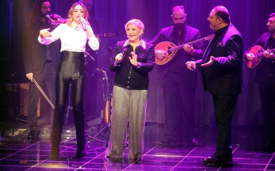 Μαρινέλλα: Επέστρεψε με κέφι στη σκηνή - Οι χοροί της, το «Άνοιξε Πέτρα» και το θερμό χειροκρότημα