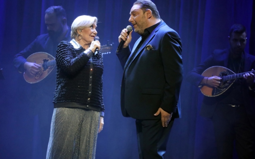 Μαρινέλλα: Επέστρεψε με κέφι στη σκηνή - Οι χοροί της, το «Άνοιξε Πέτρα» και το θερμό χειροκρότημα