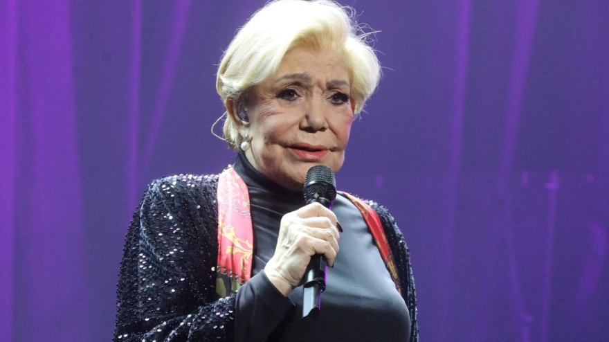 Μαρινέλλα: Επέστρεψε με κέφι στη σκηνή - Οι χοροί της, το «Άνοιξε Πέτρα» και το θερμό χειροκρότημα