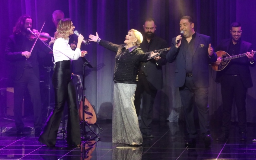 Μαρινέλλα: Επέστρεψε με κέφι στη σκηνή - Οι χοροί της, το «Άνοιξε Πέτρα» και το θερμό χειροκρότημα