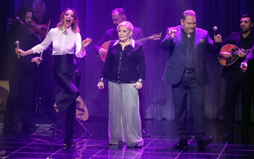 Μαρινέλλα: Επέστρεψε με κέφι στη σκηνή - Οι χοροί της, το «Άνοιξε Πέτρα» και το θερμό χειροκρότημα