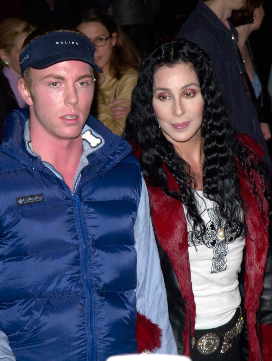 Σερ: Στα δικαστήρια η τραγουδίστρια με τον γιο της - Ζητάει την πλήρη κηδεμονία του γιατί φοβάται για τη ζωή του