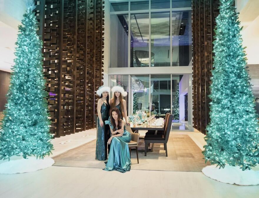 Βέρα Γουάνγκ: Στα 74 της είναι ίδια με τις 40 χρόνια μικρότερες κόρες της - Δείτε φωτογραφίες