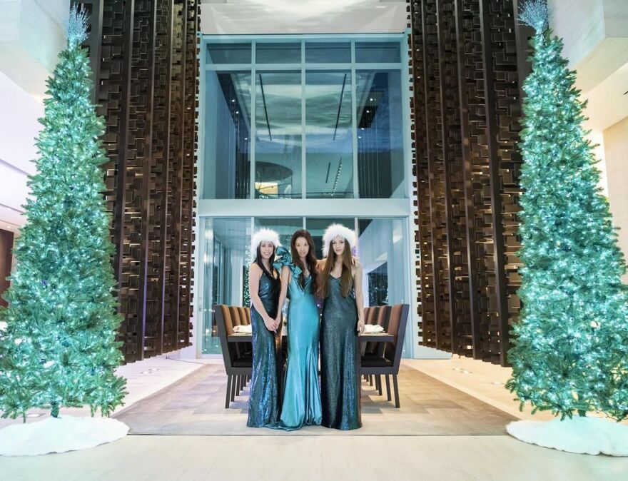 Βέρα Γουάνγκ: Στα 74 της είναι ίδια με τις 40 χρόνια μικρότερες κόρες της - Δείτε φωτογραφίες