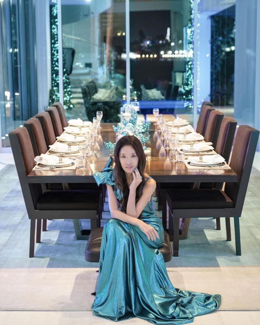 Βέρα Γουάνγκ: Στα 74 της είναι ίδια με τις 40 χρόνια μικρότερες κόρες της - Δείτε φωτογραφίες